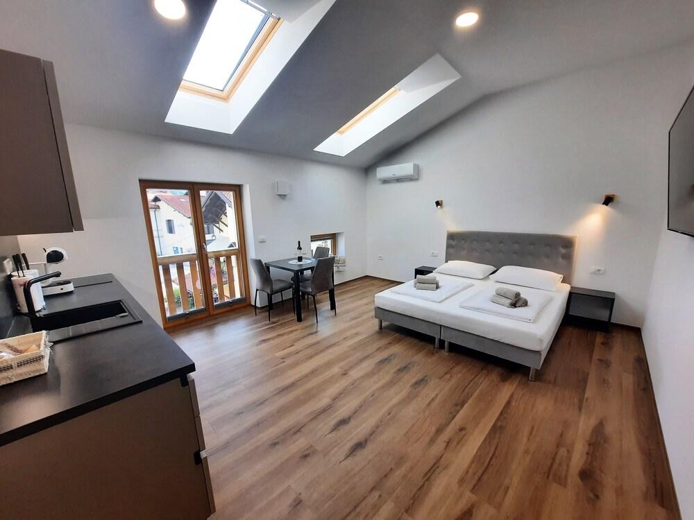 Apartments Hlapi