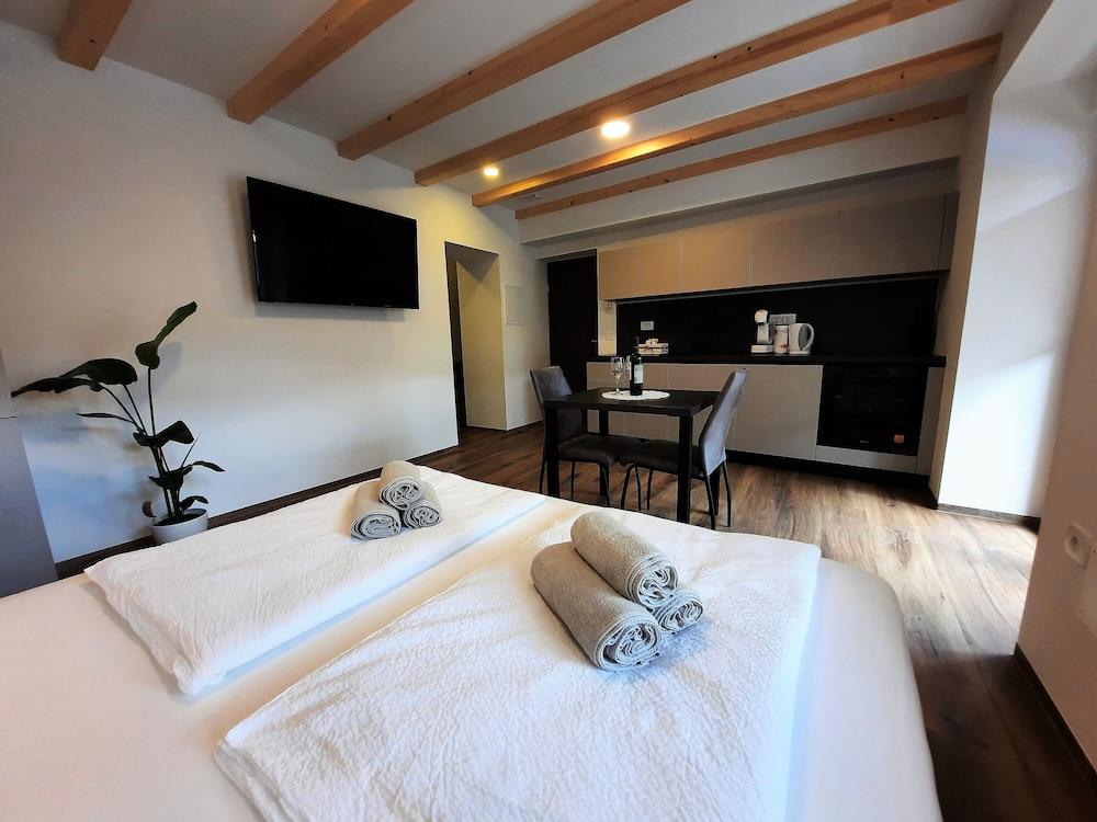 Apartments Hlapi