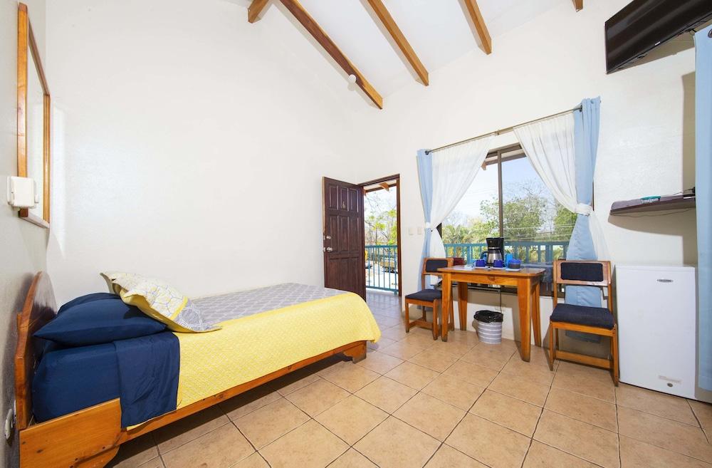 Cabinas Diversion Tropical