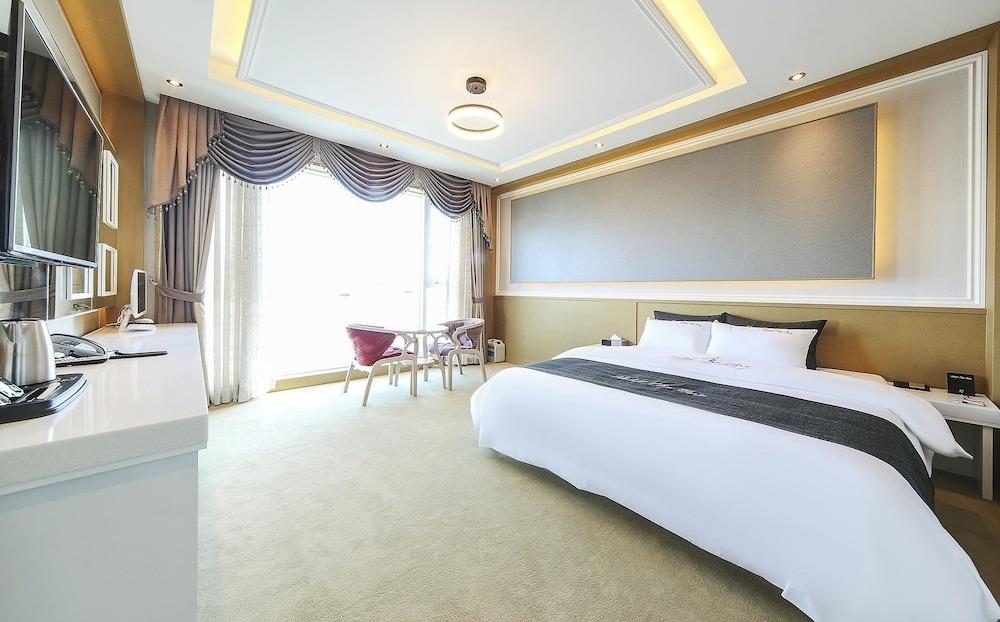 Hotel The One