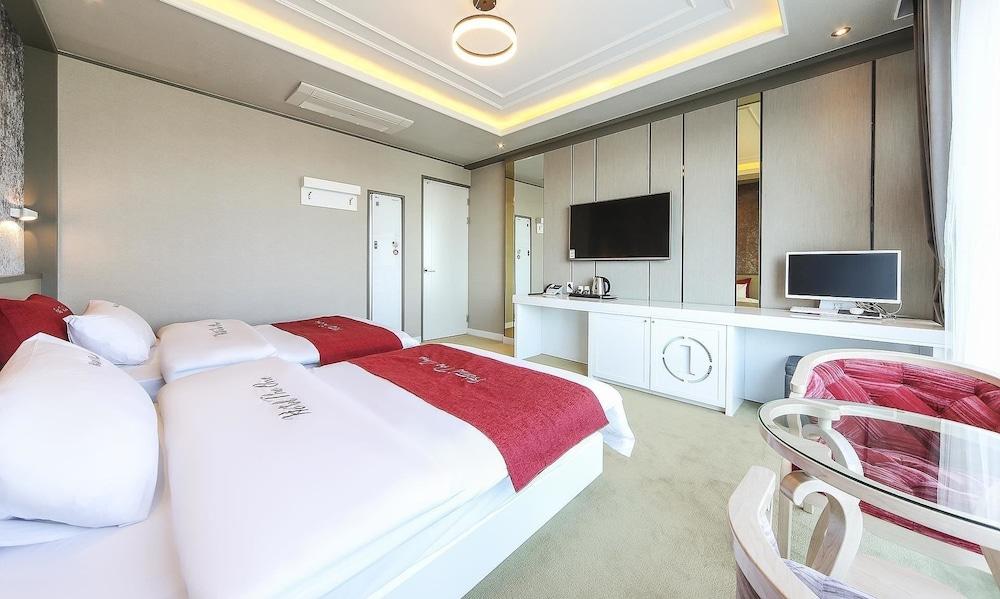 Hotel The One