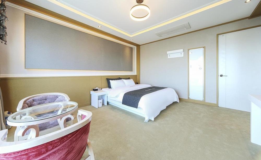 Hotel The One