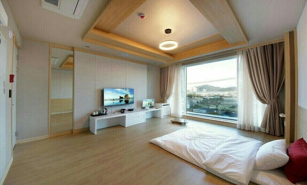 Hotel The One
