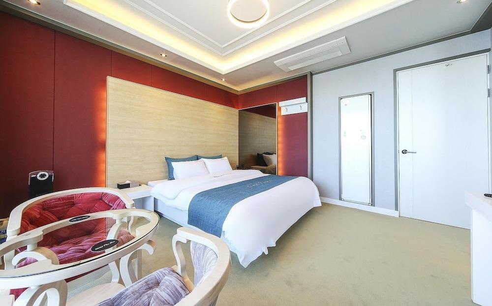 Hotel The One