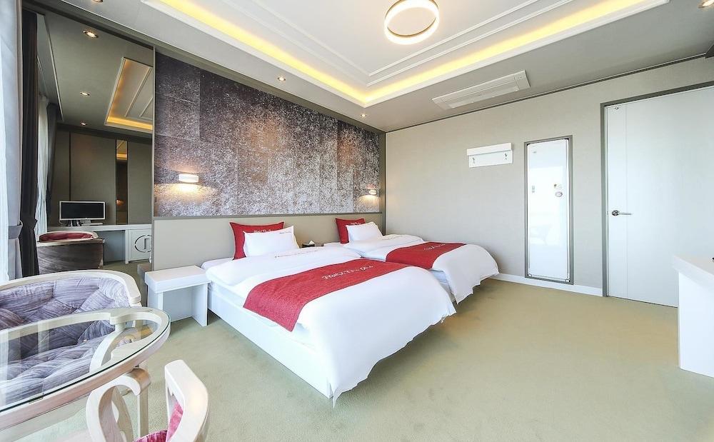 Hotel The One