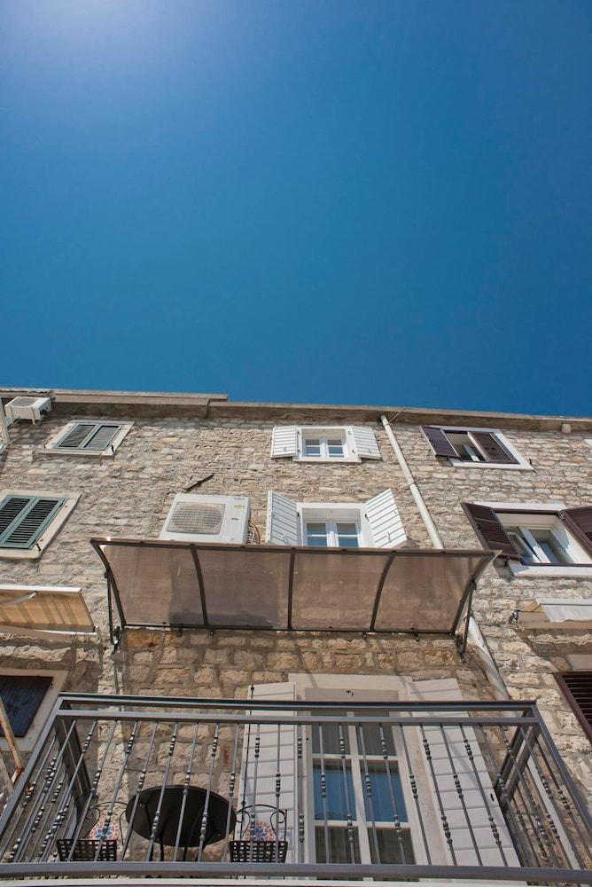 Piazza Apartments 2
