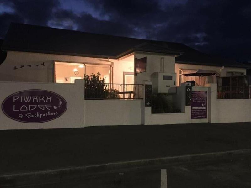 Piwaka Lodge And Backpackers