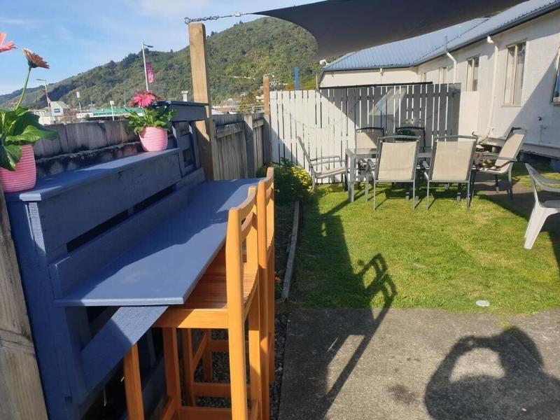 Piwaka Lodge And Backpackers