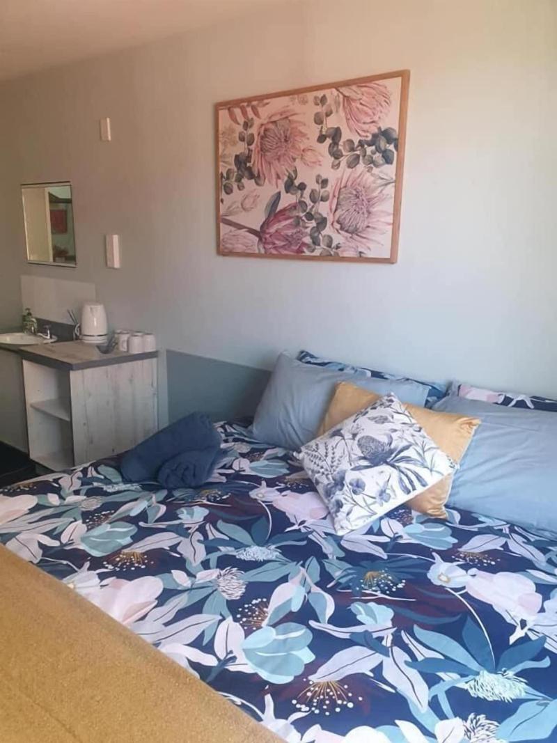 Piwaka Lodge And Backpackers