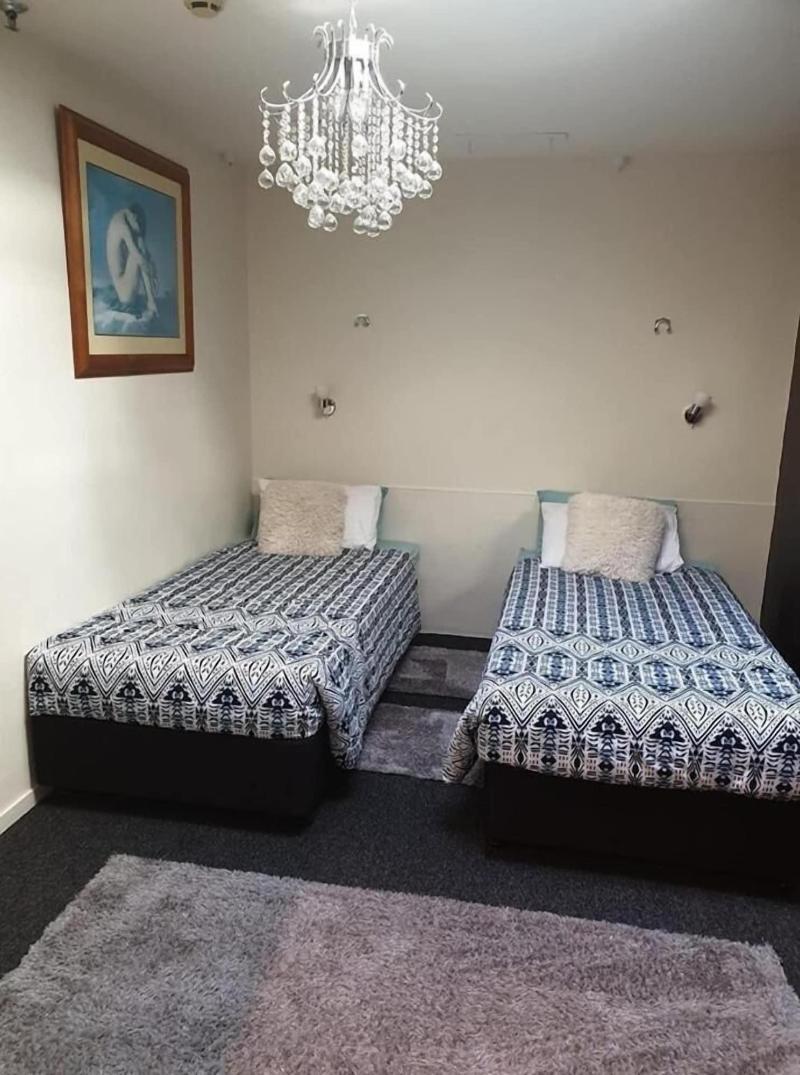 Piwaka Lodge And Backpackers