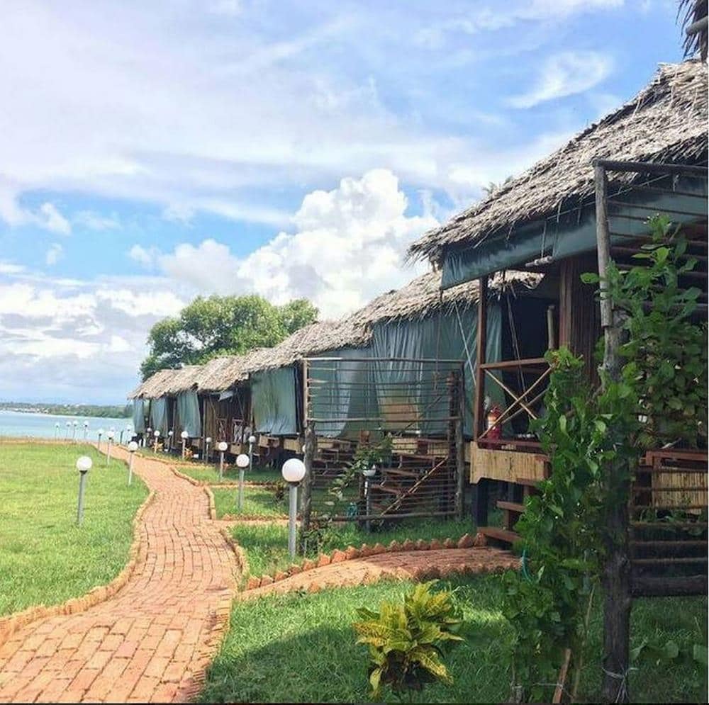 9 Huts On A Hill