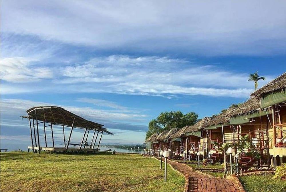 9 Huts On A Hill