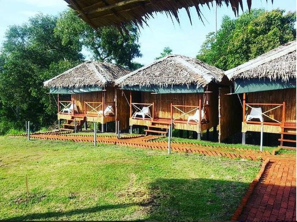 9 Huts On A Hill