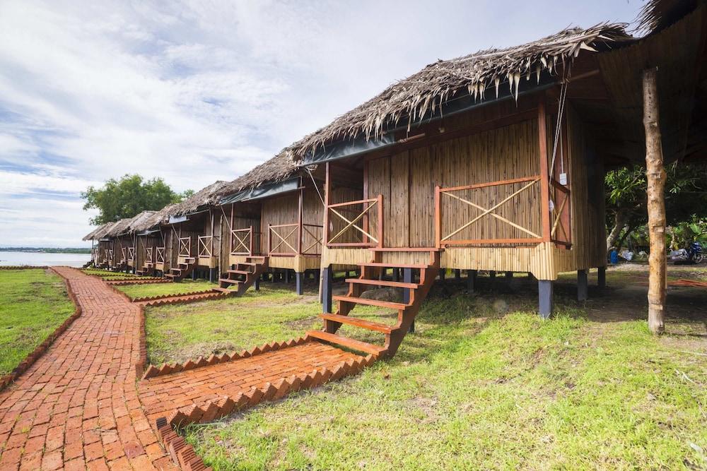 9 Huts On A Hill