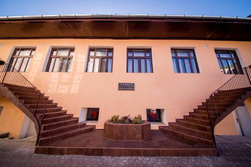 Boul Rosu Residence