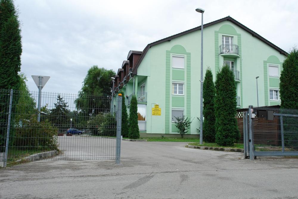 Hold Apartmanok