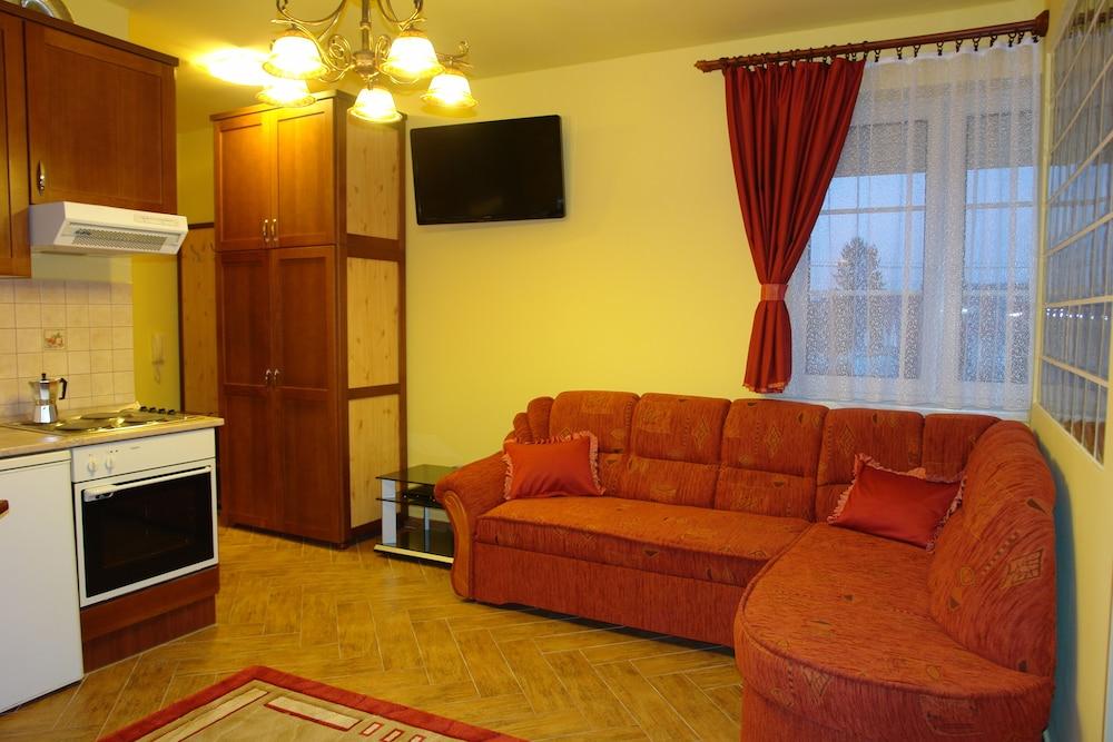 Hold Apartmanok