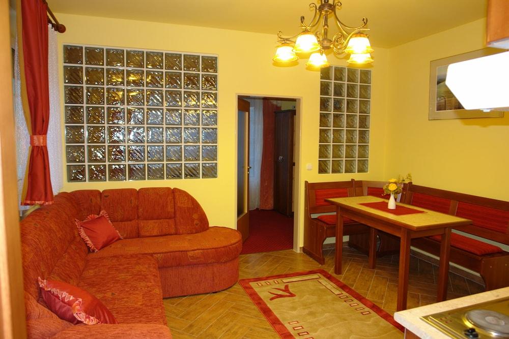 Hold Apartmanok