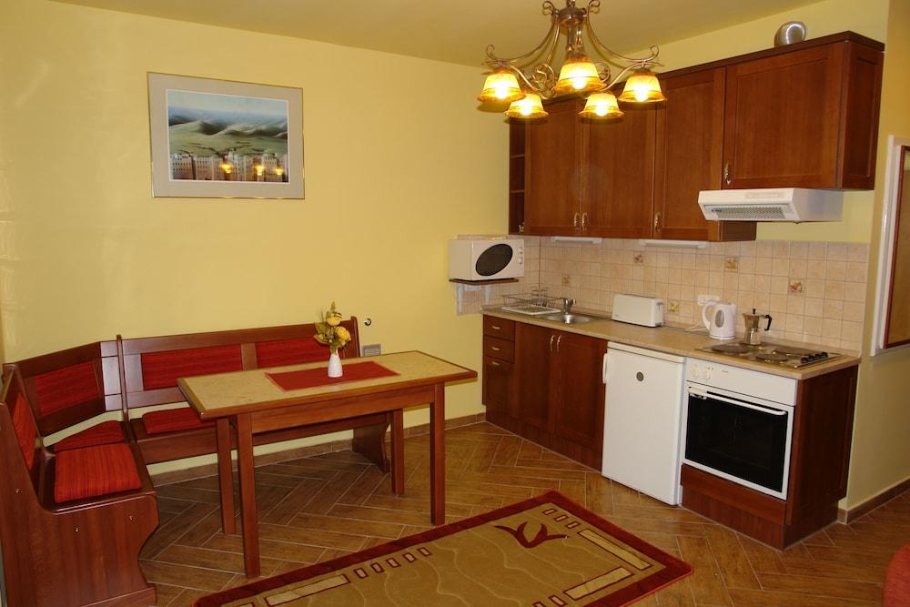 Hold Apartmanok
