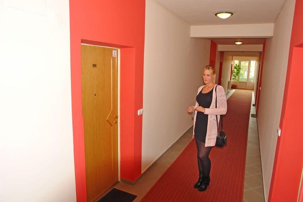 Hold Apartmanok