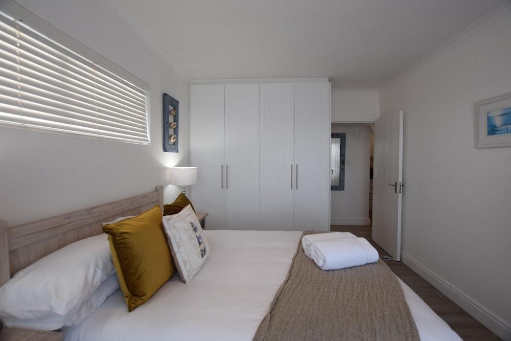 Dolphin House Apartments