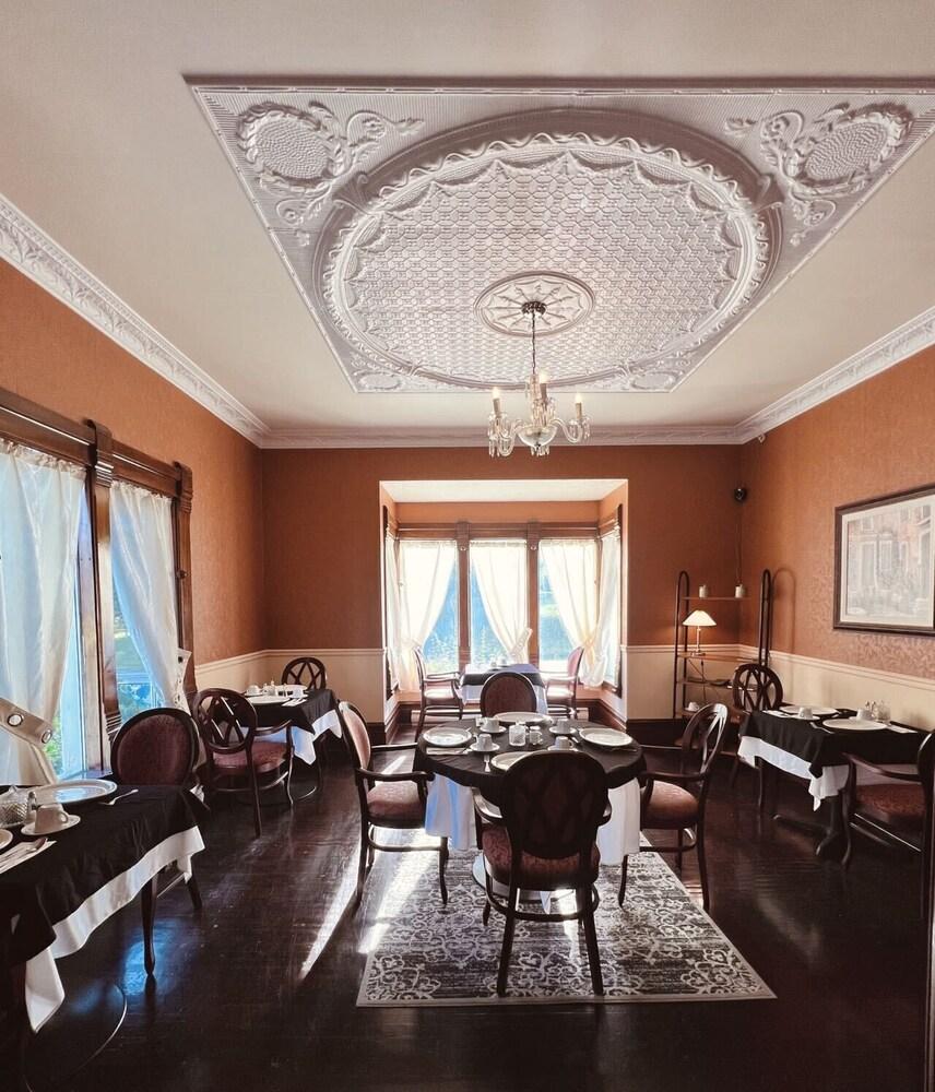 Le Chateau Du Lac