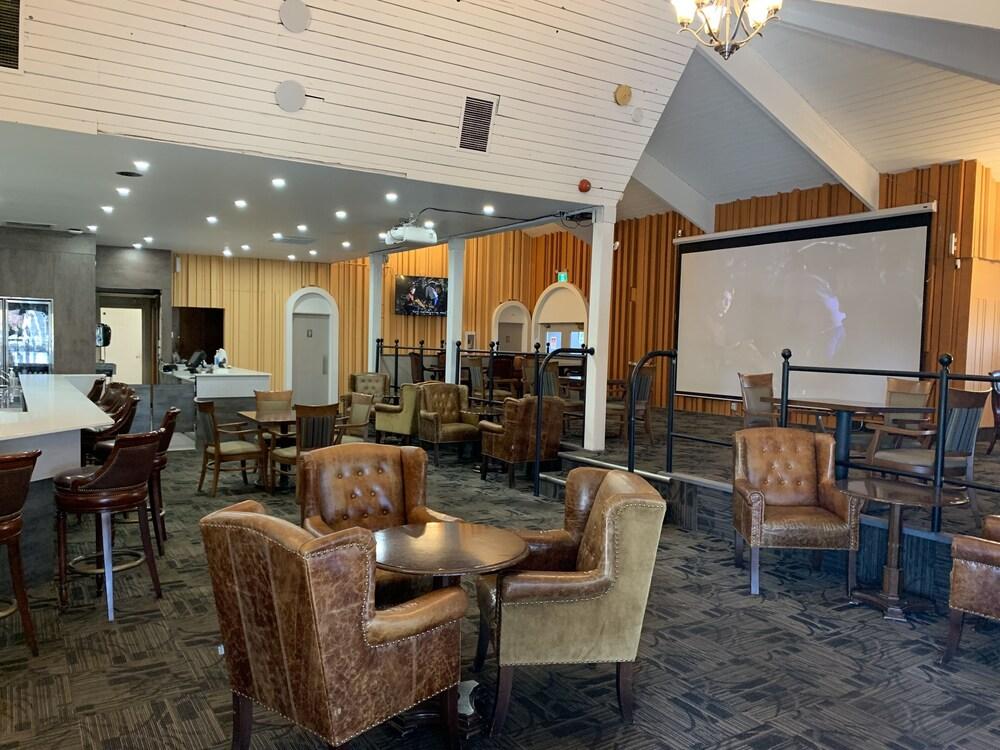 Medicine Hat Inn & Suites