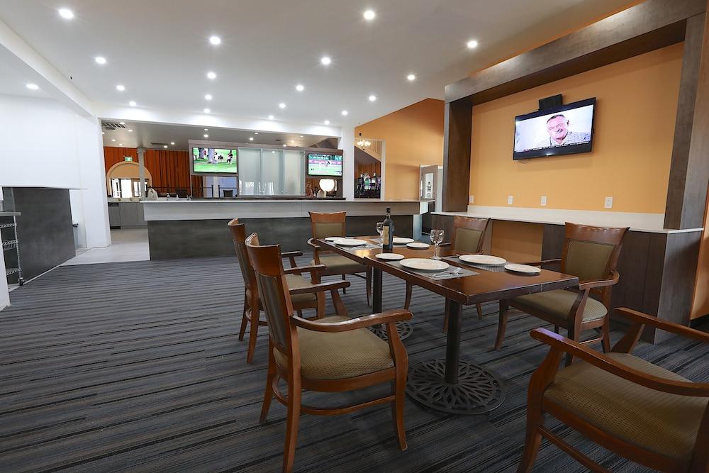 Medicine Hat Inn & Suites