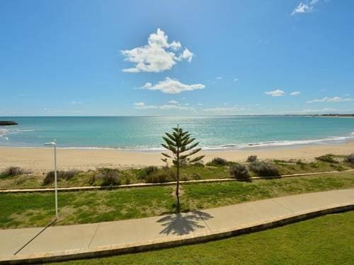Waters Edge Luxury @ Mandurah - By The Sea Apartment