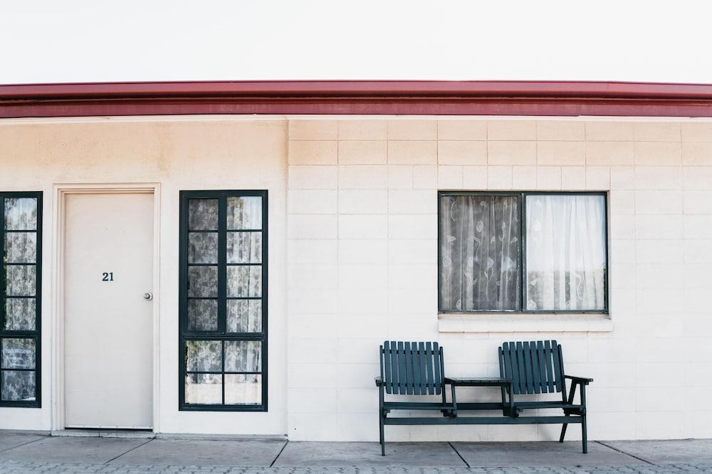 Motel Poinsettia