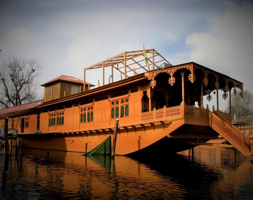 Yaadgar Houseboat