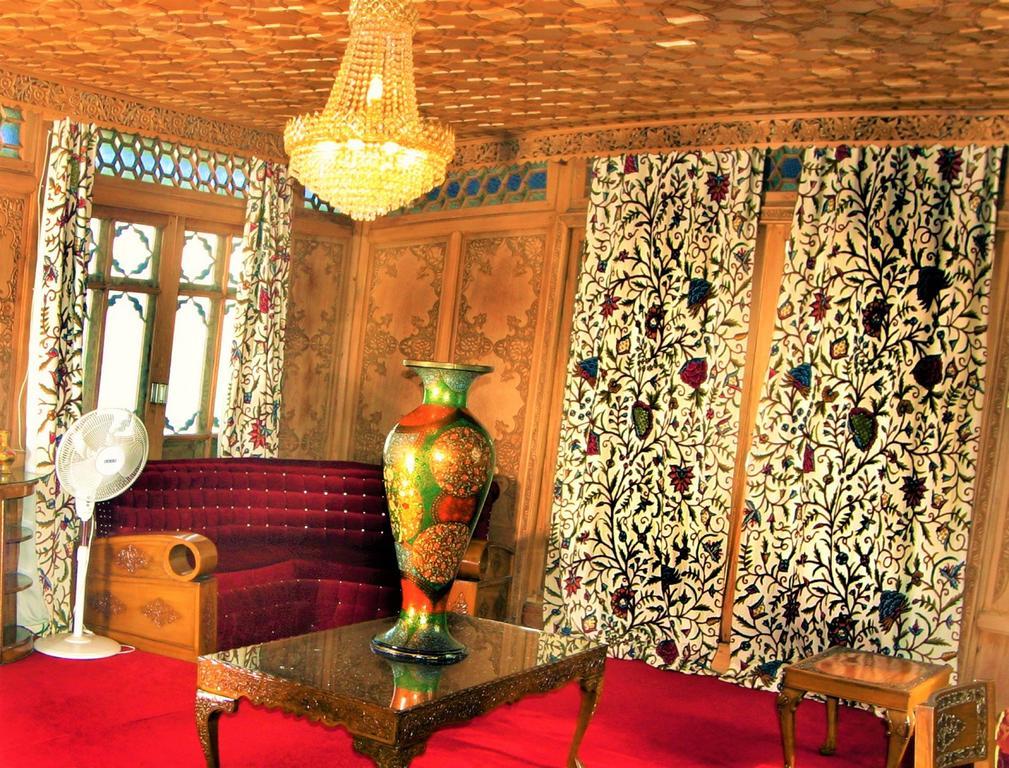Yaadgar Houseboat