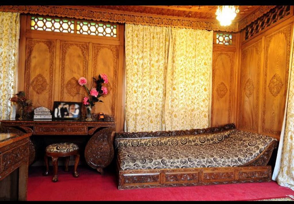 Yaadgar Houseboat