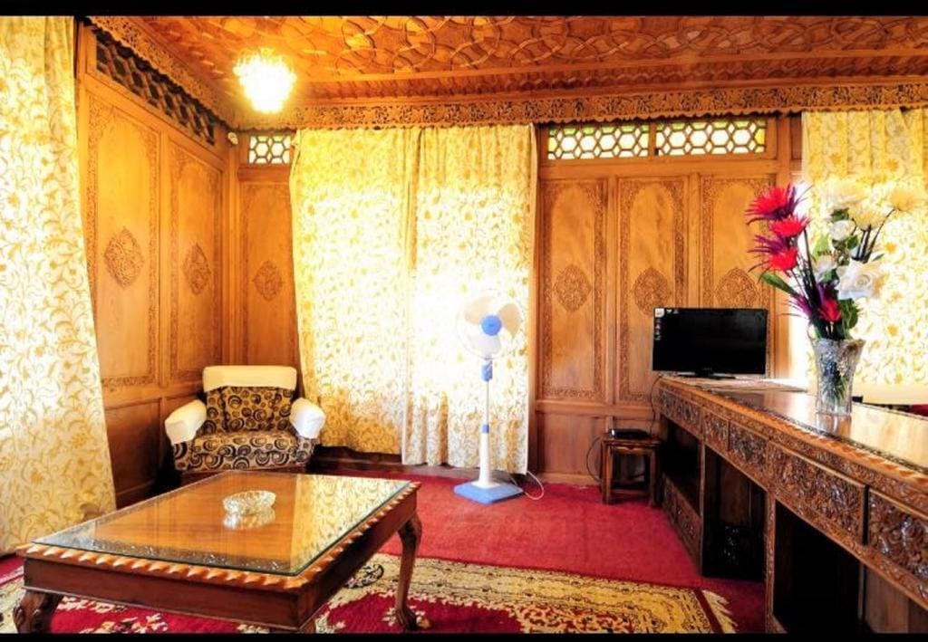 Yaadgar Houseboat