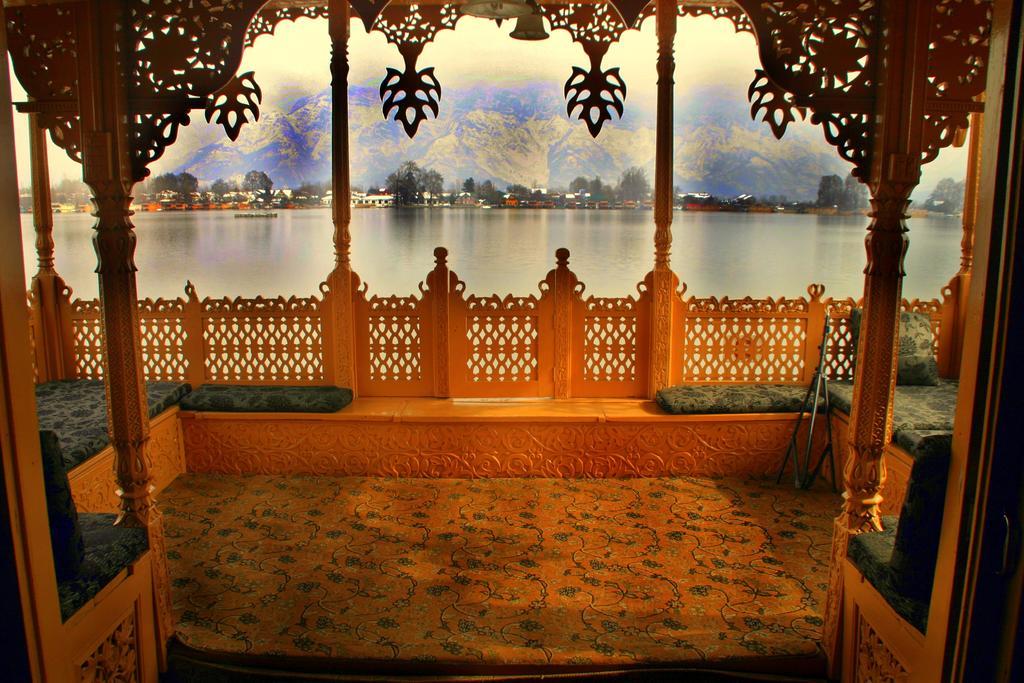 Yaadgar Houseboat