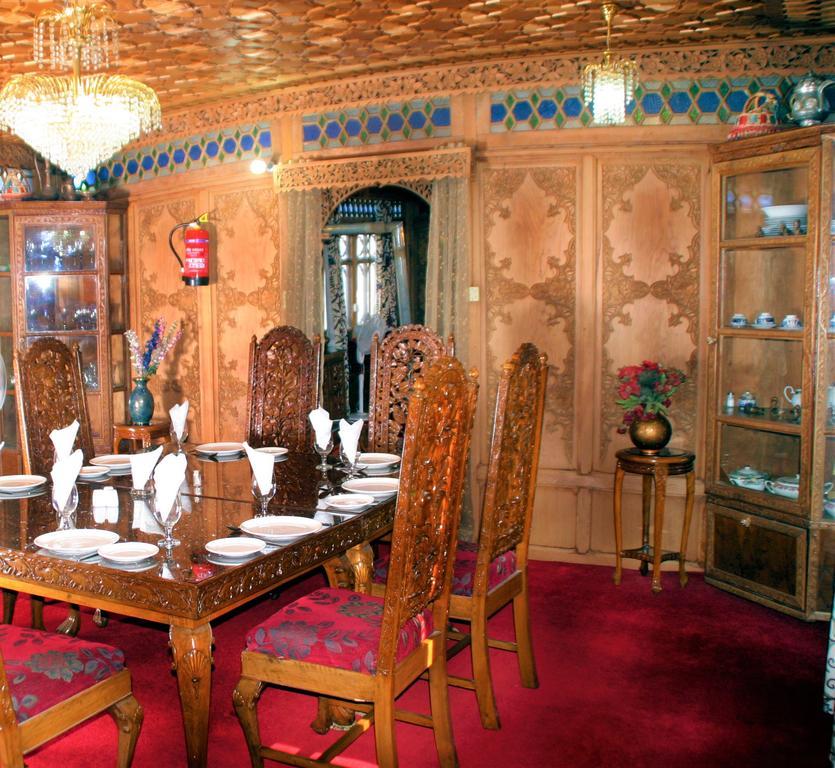 Yaadgar Houseboat
