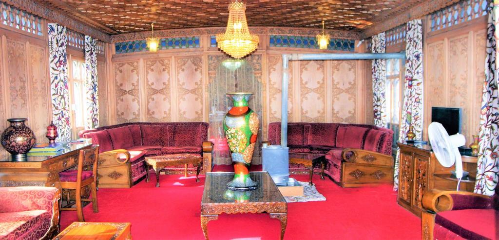 Yaadgar Houseboat