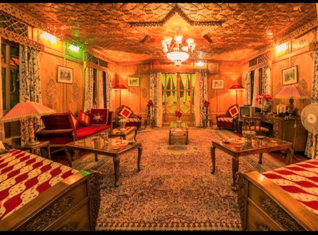 Yaadgar Houseboat