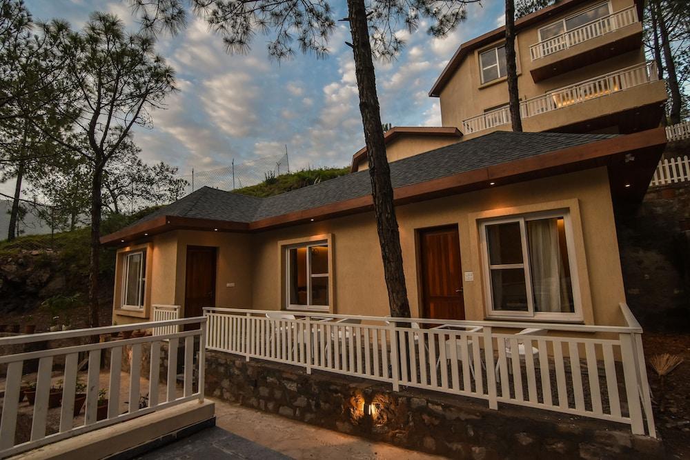 Jungle Lodge Resort