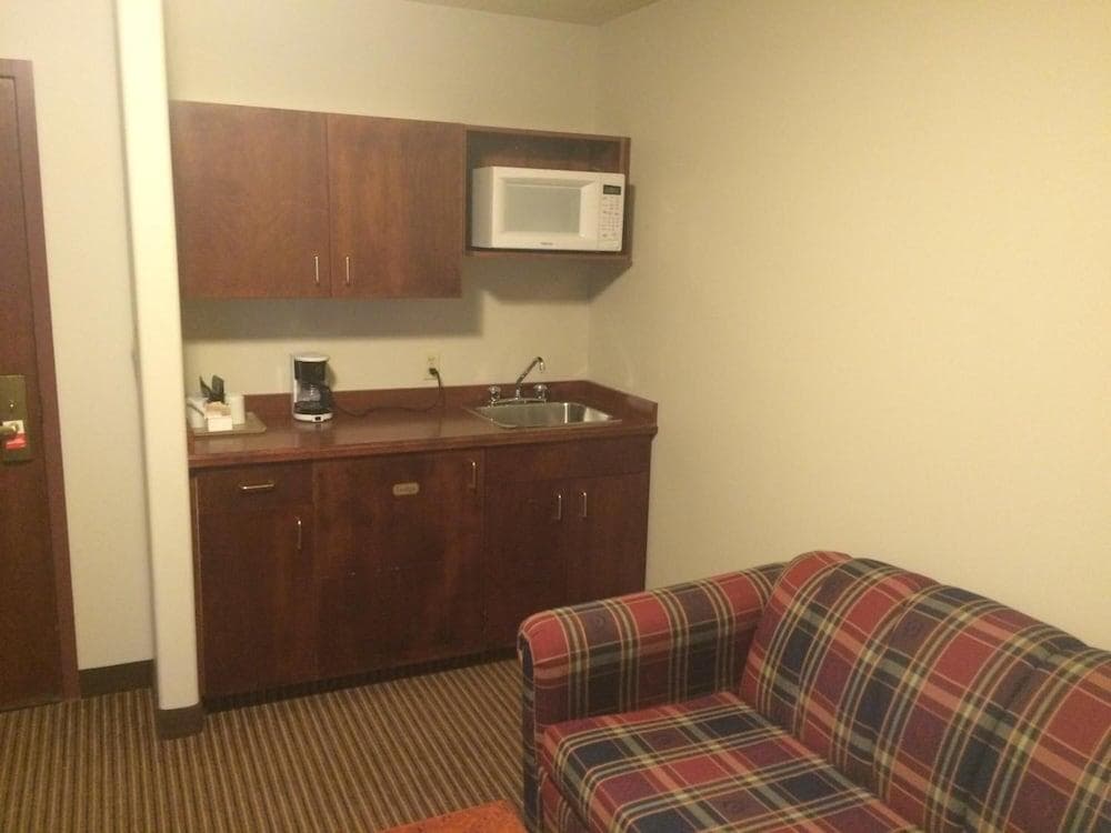 Foxwood Inn & Suites