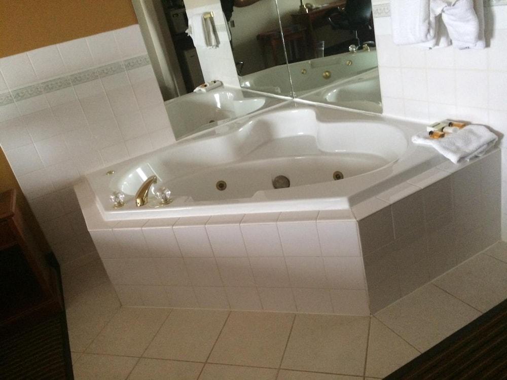 Foxwood Inn & Suites