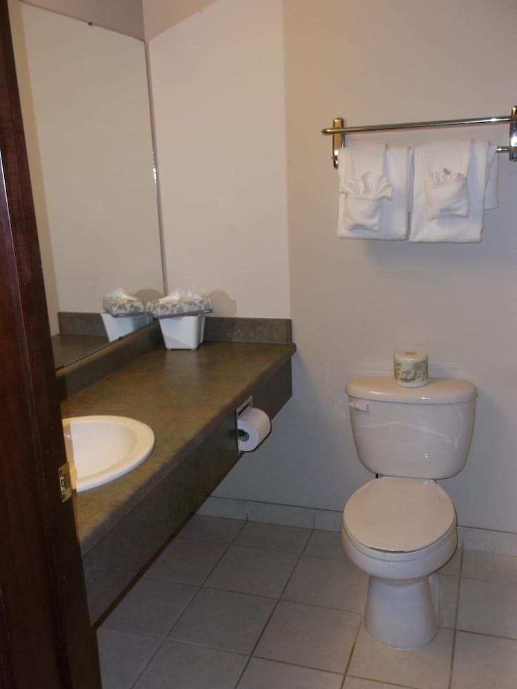 Foxwood Inn & Suites