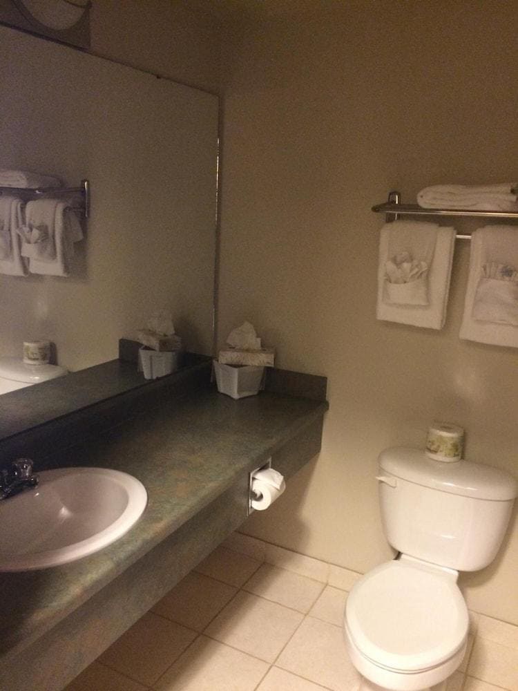 Foxwood Inn & Suites