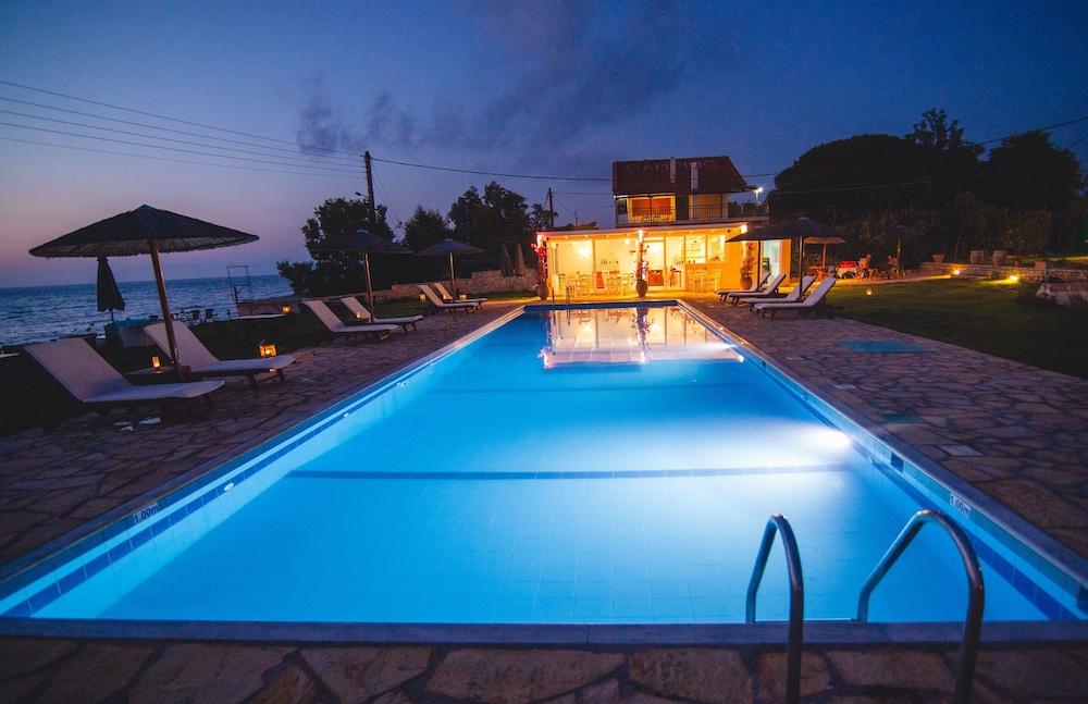 Kyparissia Blue Luxury Rooms & Suites