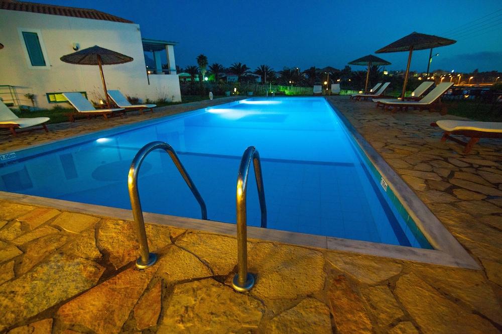 Kyparissia Blue Luxury Rooms & Suites