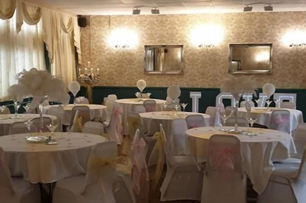 Avenue Club and Lodge
