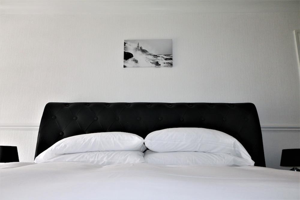 Shoreline Hotel
