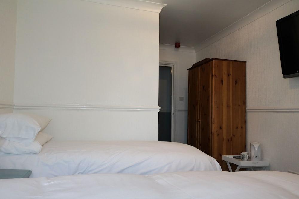 Shoreline Hotel
