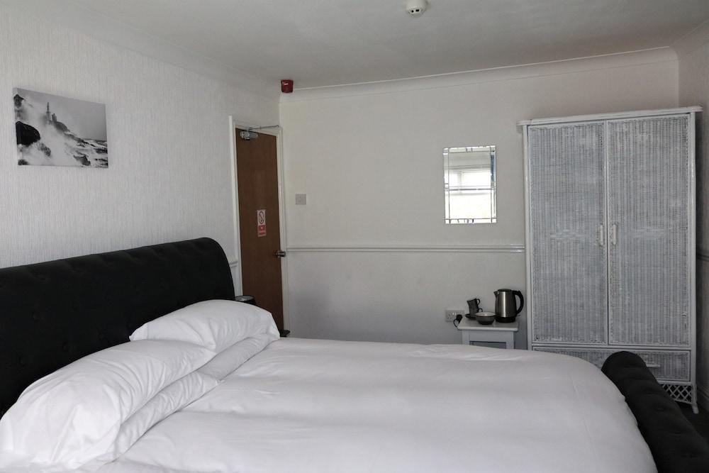 Shoreline Hotel