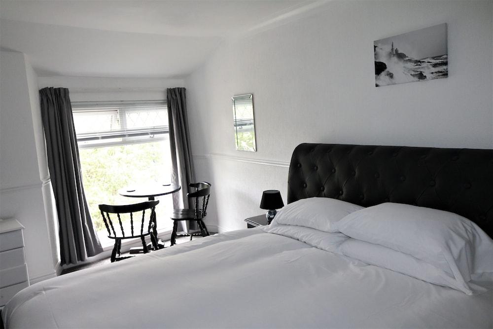 Shoreline Hotel